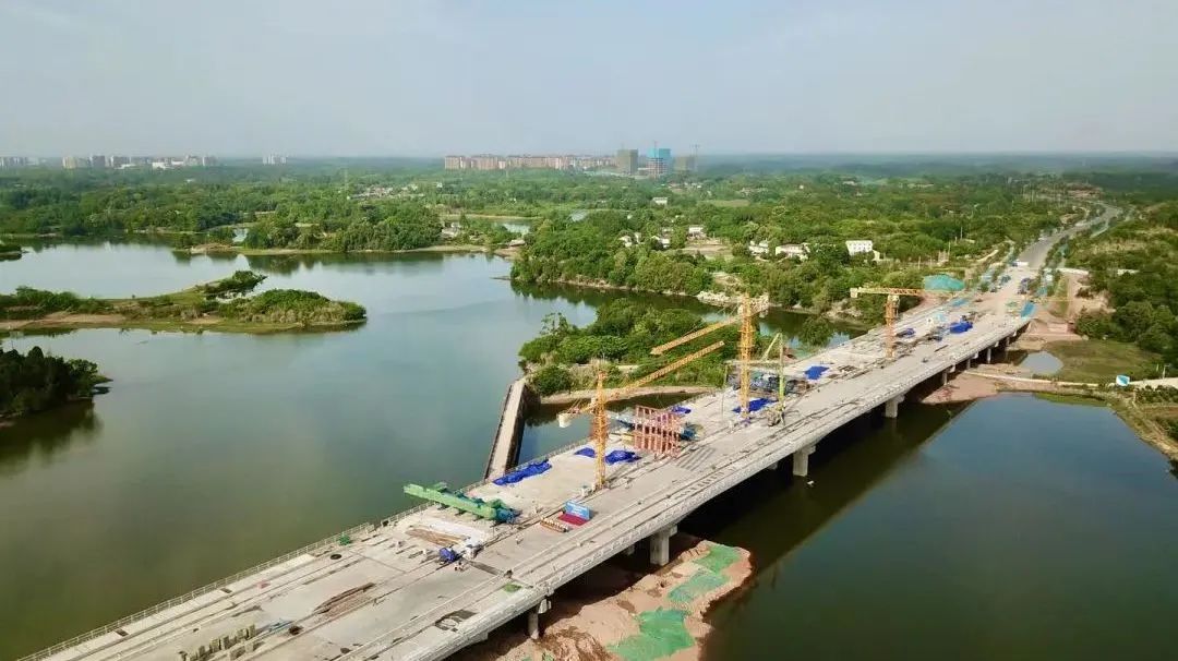 三岔湖大桥顺利合龙现场.jpg